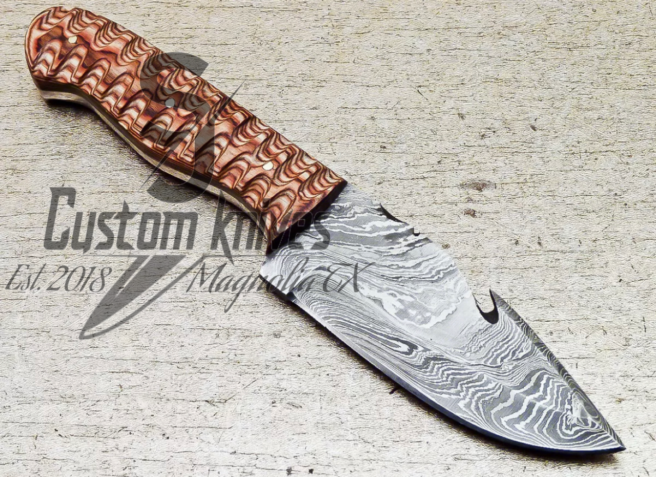 Damascus steel fixed blade with gut hook/ hardwood Birch